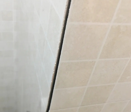 荔湾瓷砖空鼓维修公司分享阳台瓷砖脱落的修复过程可以分为以下几个步骤