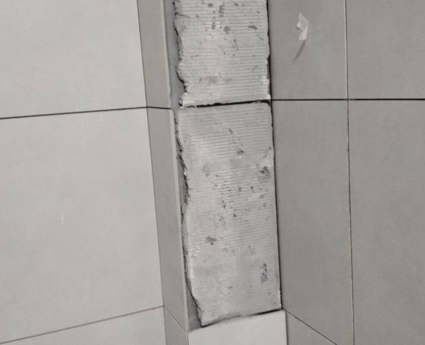 荔湾瓷砖空鼓维修公司分享下瓷砖施工前基层浇水润湿程度不足，可能导致以下问题