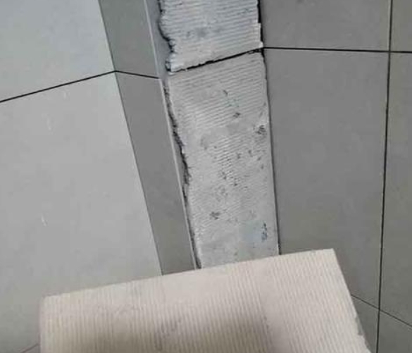 荔湾瓷砖空鼓维修公司分享下厨房瓷砖脱落的补救措施。